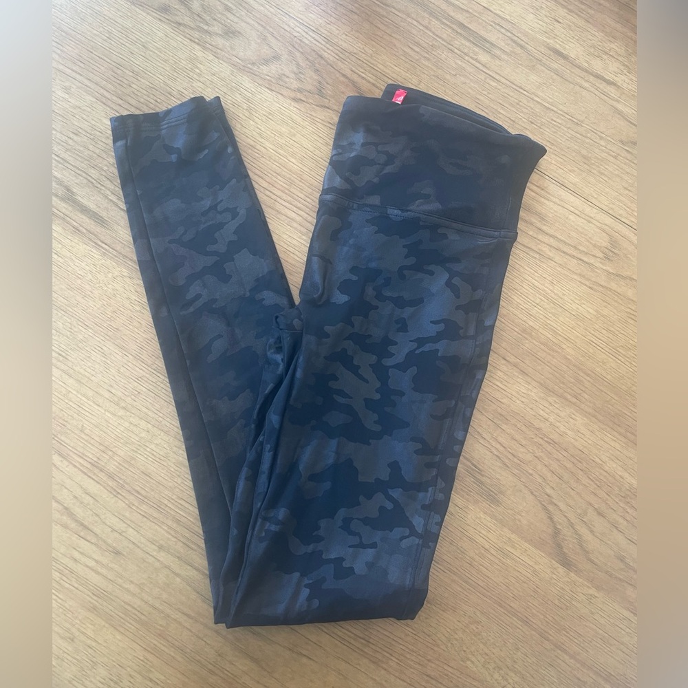 Women’s Faux Leather Camo Leggings size Small